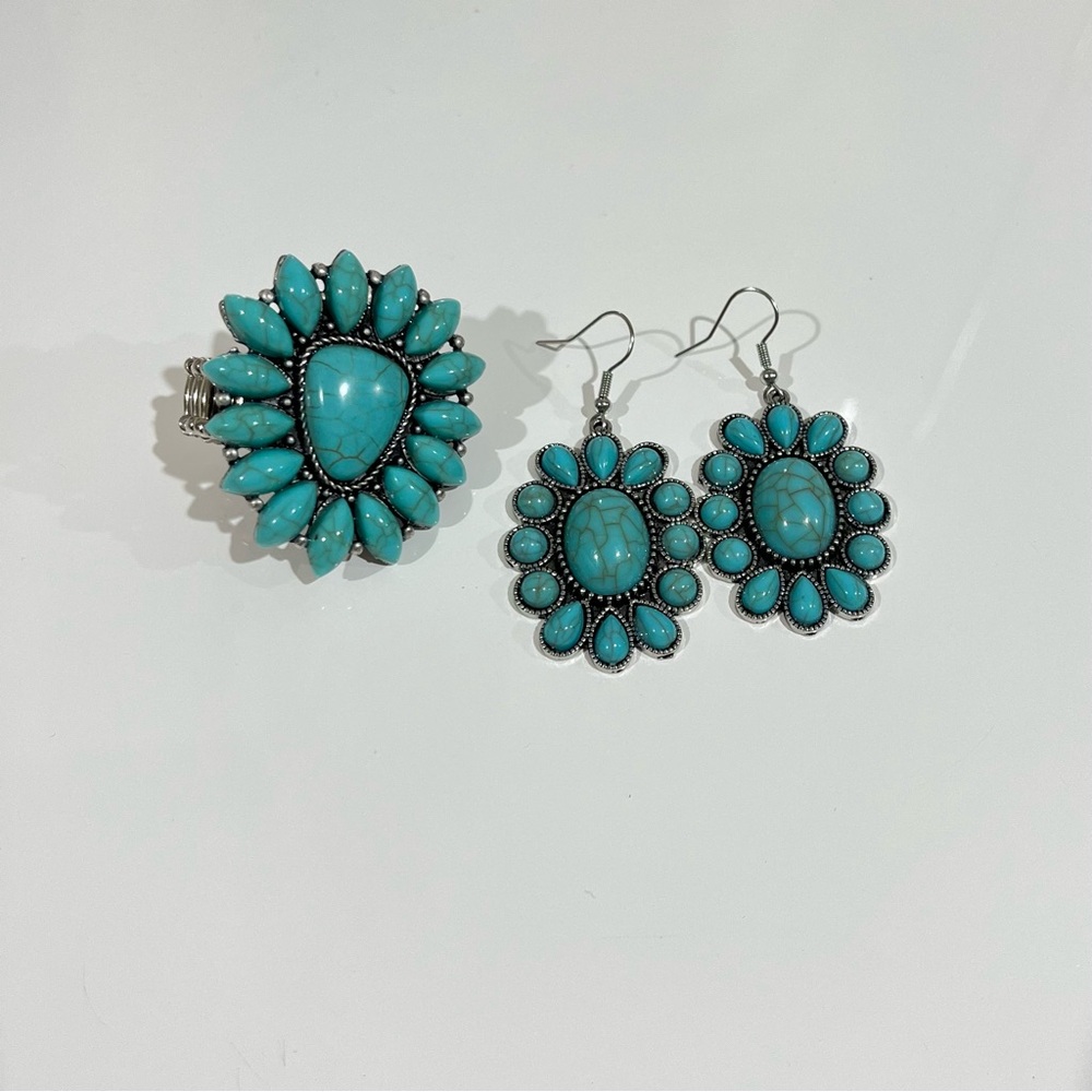 Buckle Blue and Silver Ring with Turquoise Cluster Design